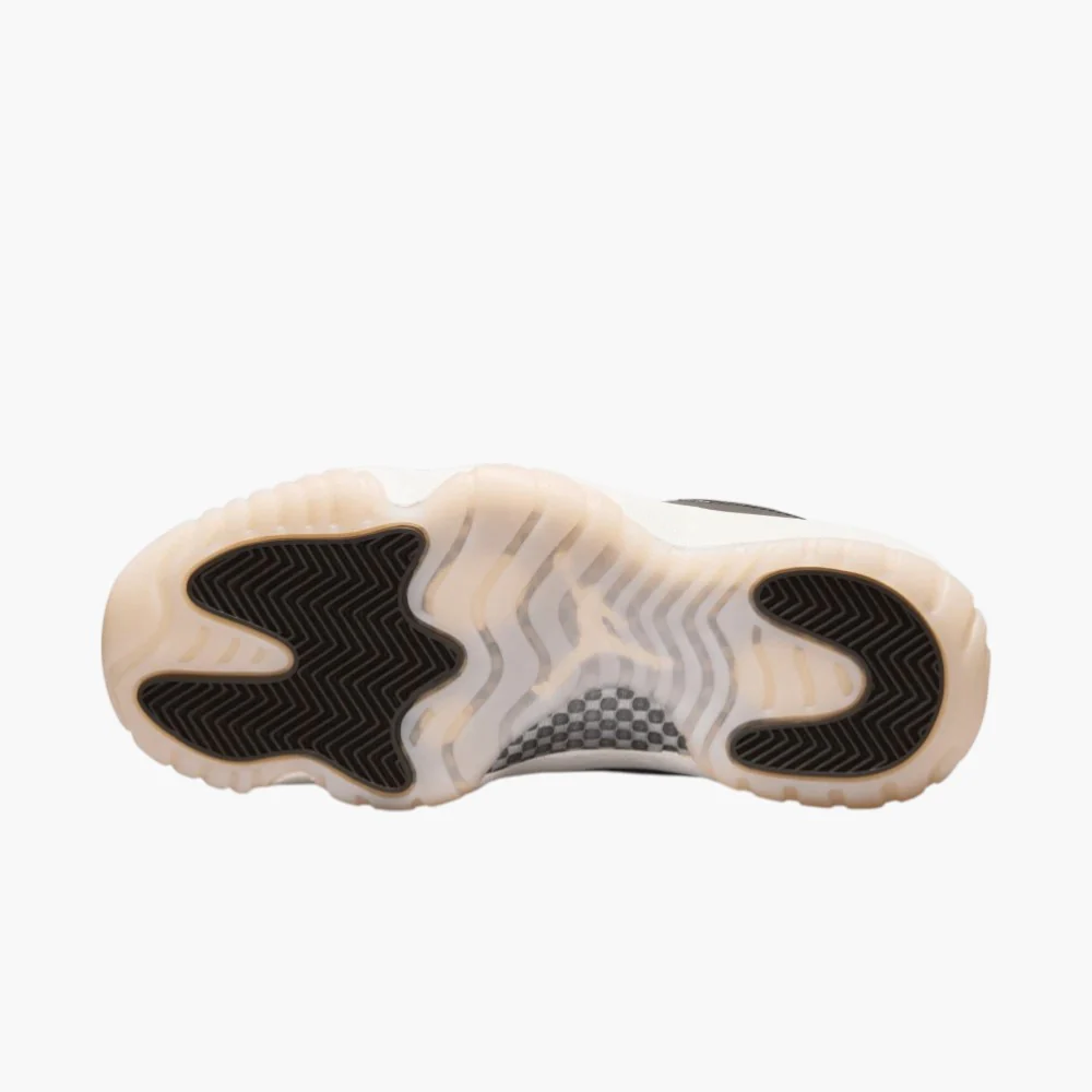 Jordan 11 Retro WMNS Neapolitan - Image 4